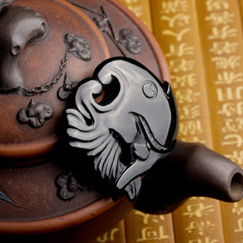 南阳一心玉器有限公司:墨玉比目鱼吊坠、墨绿石吊坠、药王石吊坠、陨石吊坠定制加工 497.jpeg