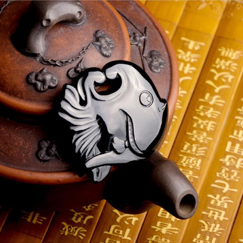 南阳一心玉器有限公司:墨玉比目鱼吊坠、墨绿石吊坠、药王石吊坠、陨石吊坠定制加工 499.jpeg